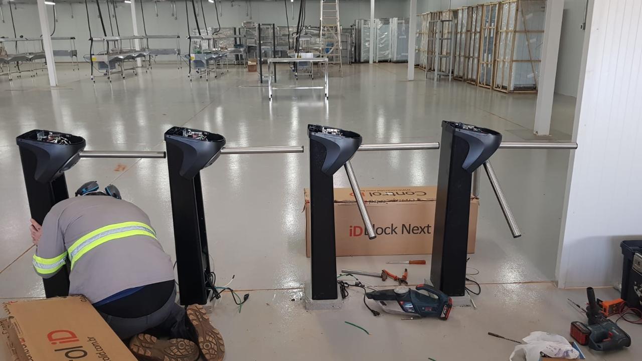 Quatro catracas alinhadas — Controle de Acesso pela Mtec Elétrica e Automação